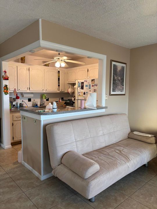 For Sale: $95,900 (1 beds, 1 baths, 684 Square Feet)