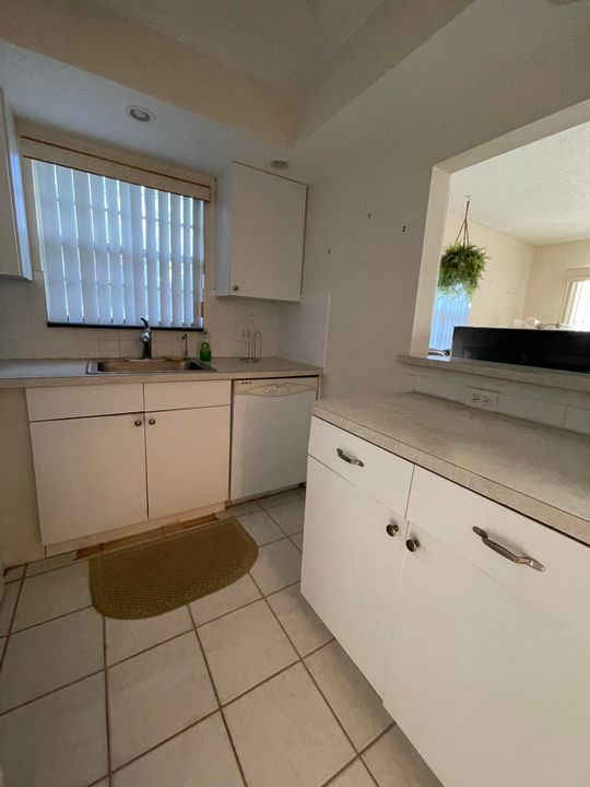 For Sale: $100,000 (1 beds, 1 baths, 715 Square Feet)