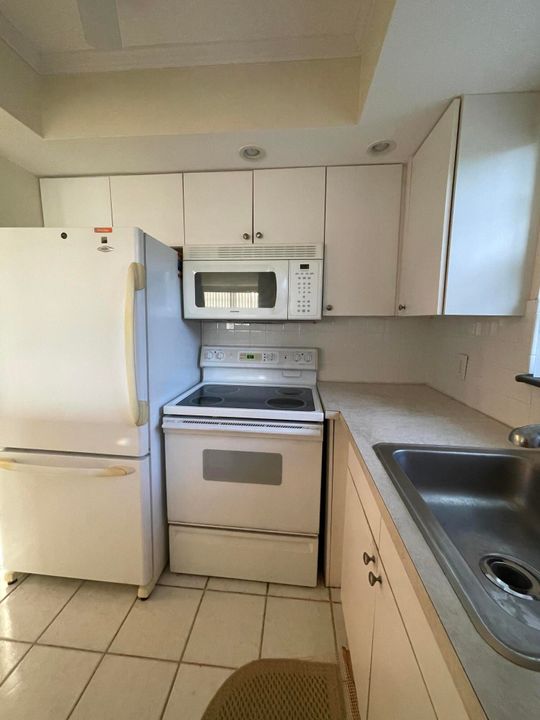 For Sale: $100,000 (1 beds, 1 baths, 715 Square Feet)