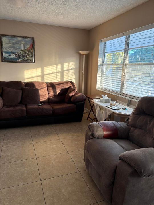 For Sale: $95,900 (1 beds, 1 baths, 684 Square Feet)