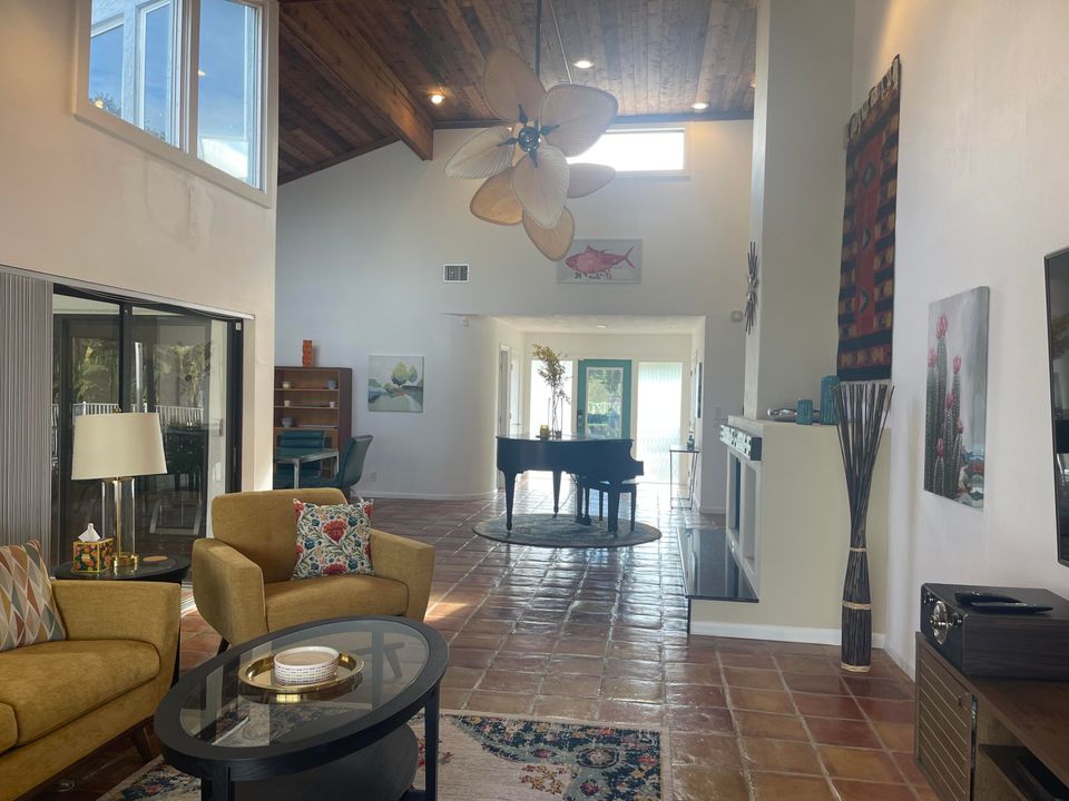 出租: $10,500 (2 贝兹, 2 浴室, 2820 平方英尺)