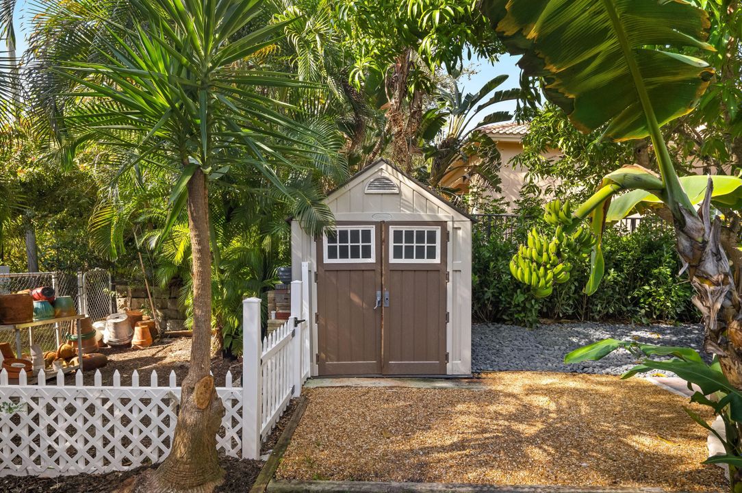 For Sale: $2,495,000 (3 beds, 2 baths, 2116 Square Feet)