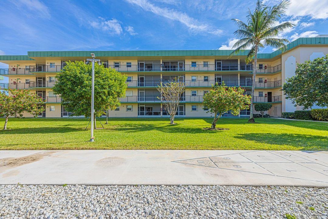 For Sale: $247,500 (2 beds, 2 baths, 1090 Square Feet)