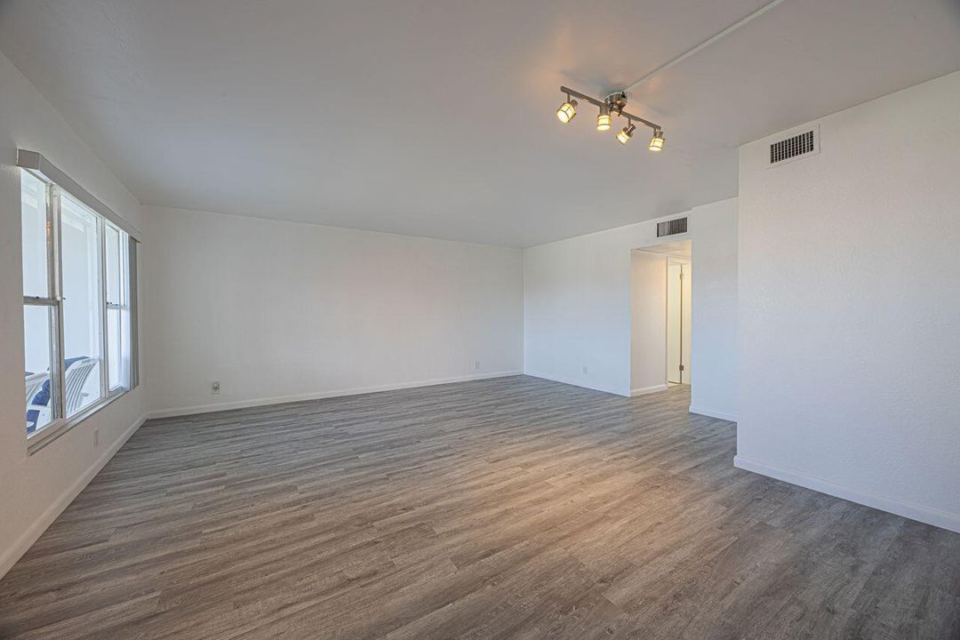 For Sale: $247,500 (2 beds, 2 baths, 1090 Square Feet)