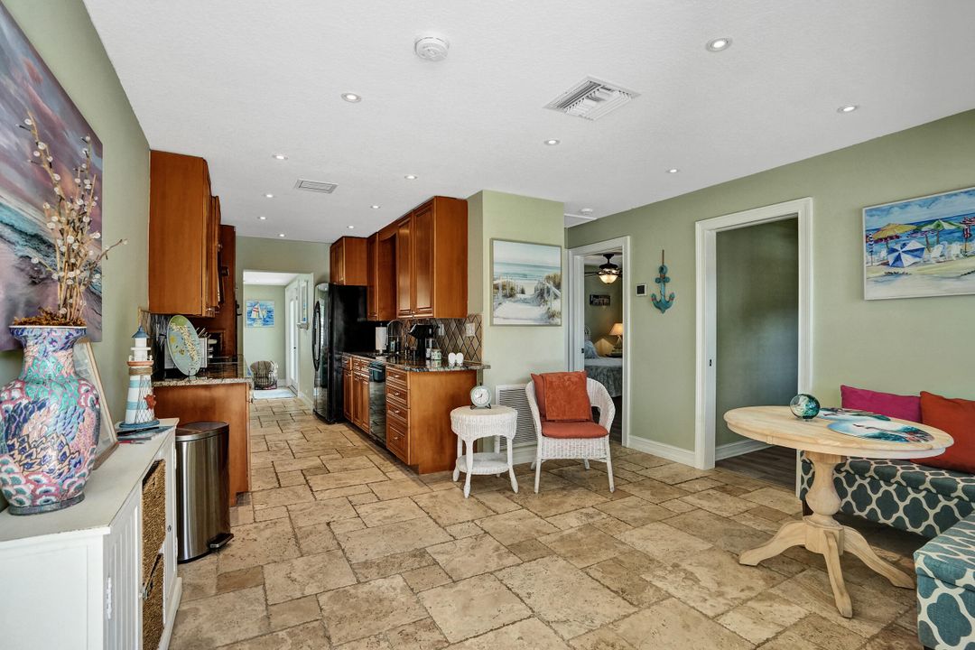 For Rent: $3,100 (2 beds, 1 baths, 816 Square Feet)