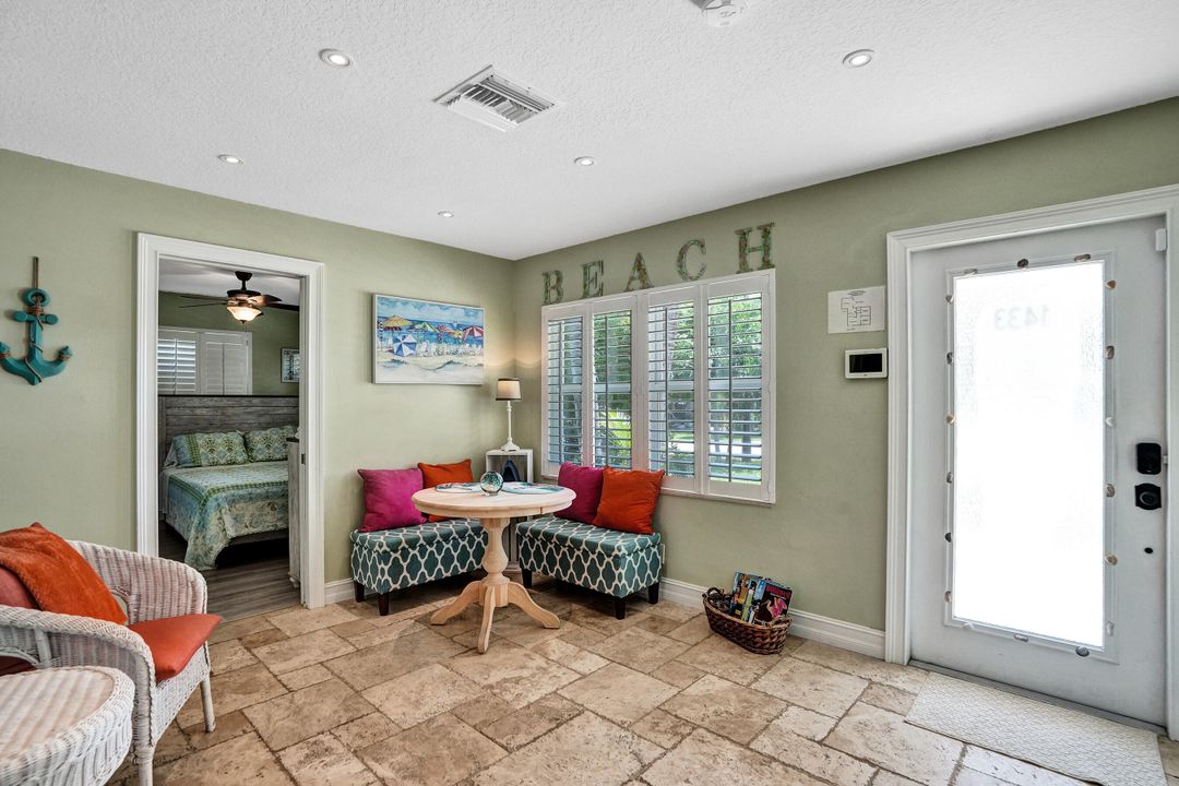 For Rent: $3,100 (2 beds, 1 baths, 816 Square Feet)