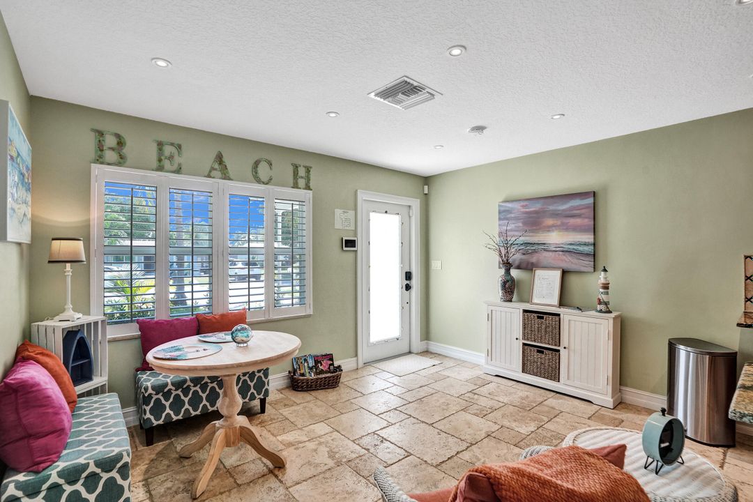 For Rent: $3,100 (2 beds, 1 baths, 816 Square Feet)