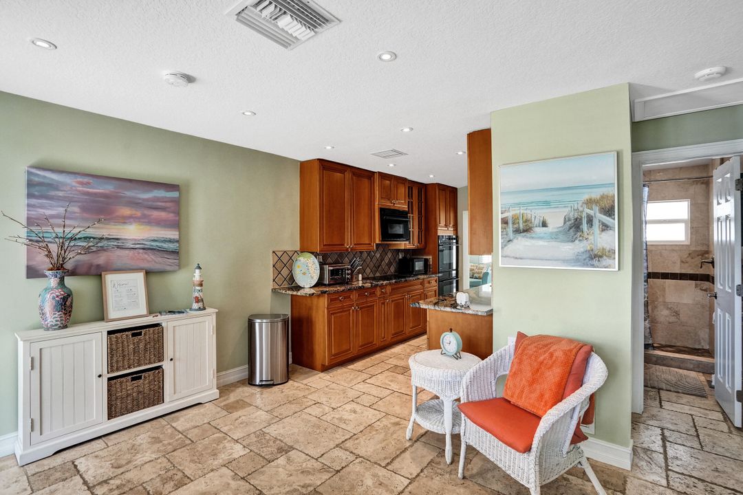 For Rent: $3,100 (2 beds, 1 baths, 816 Square Feet)