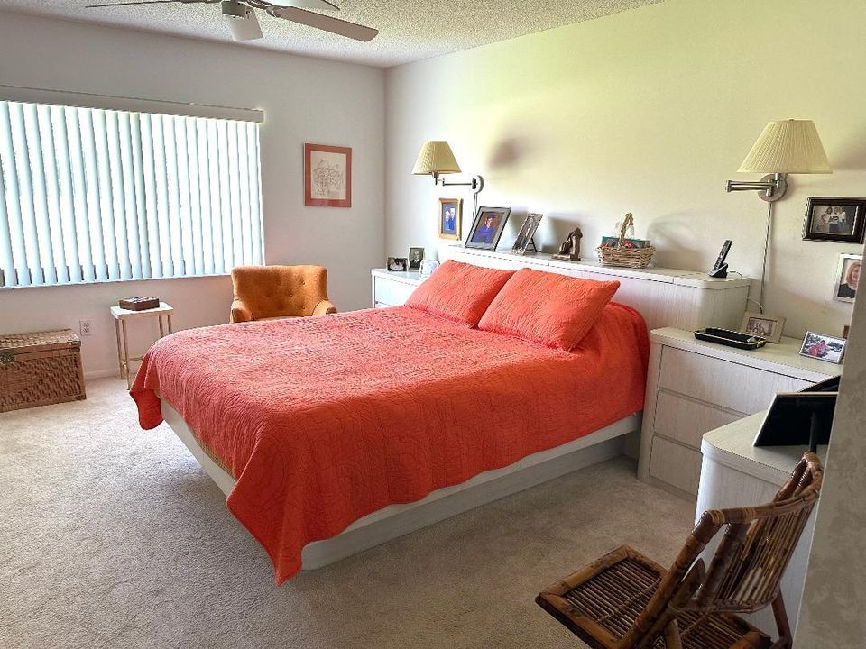 待售: $300,000 (2 贝兹, 2 浴室, 1216 平方英尺)