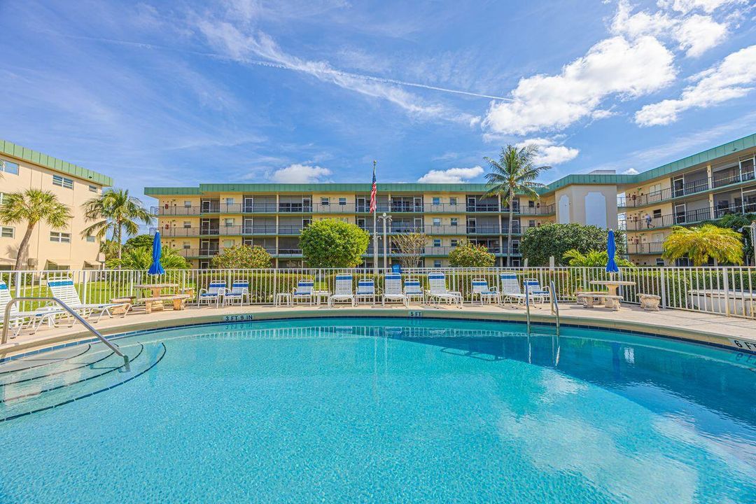 For Sale: $247,500 (2 beds, 2 baths, 1090 Square Feet)