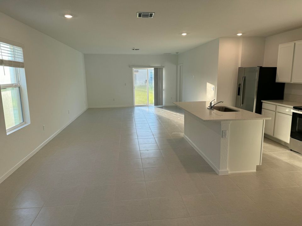 For Rent: $2,750 (5 beds, 2 baths, 2326 Square Feet)