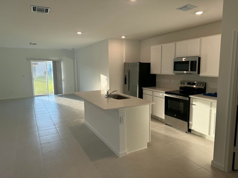 For Rent: $2,750 (5 beds, 2 baths, 2326 Square Feet)