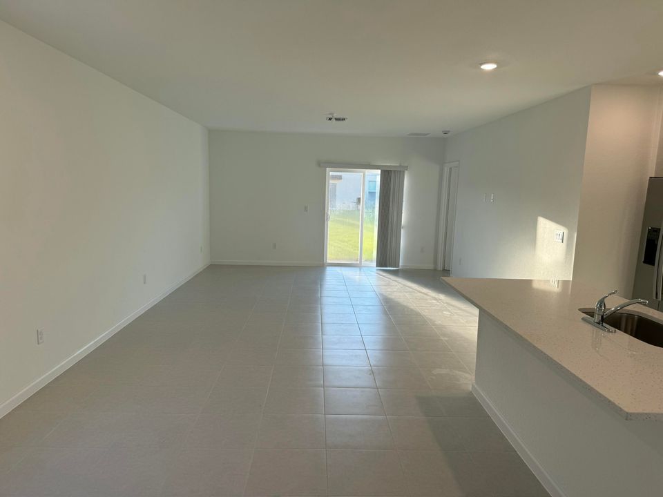 For Rent: $2,750 (5 beds, 2 baths, 2326 Square Feet)