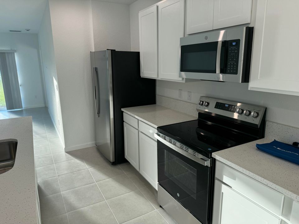 For Rent: $2,750 (5 beds, 2 baths, 2326 Square Feet)