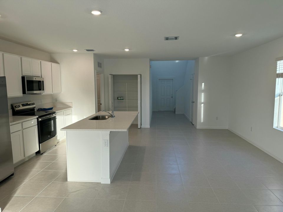 For Rent: $2,750 (5 beds, 2 baths, 2326 Square Feet)