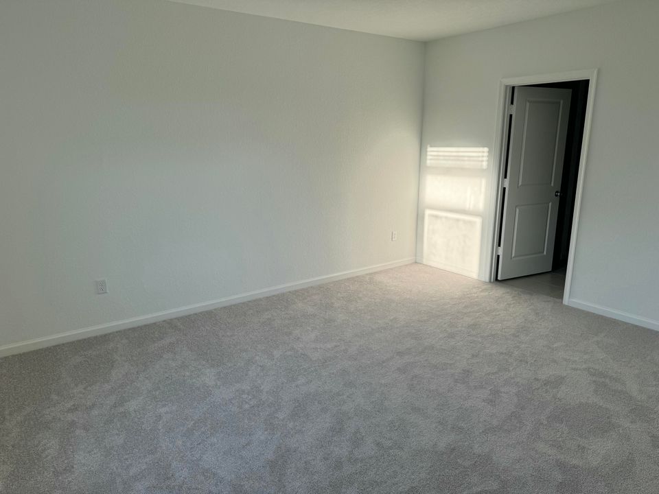 For Rent: $2,750 (5 beds, 2 baths, 2326 Square Feet)