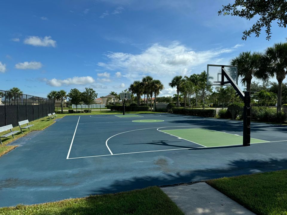 For Rent: $2,750 (5 beds, 2 baths, 2326 Square Feet)