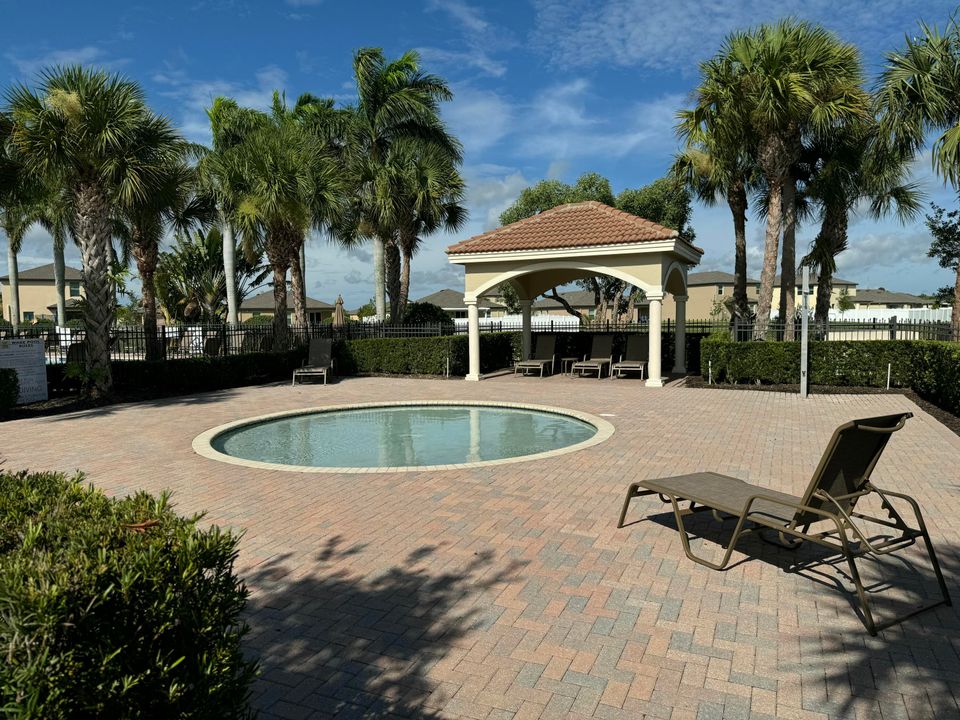 For Rent: $2,750 (5 beds, 2 baths, 2326 Square Feet)