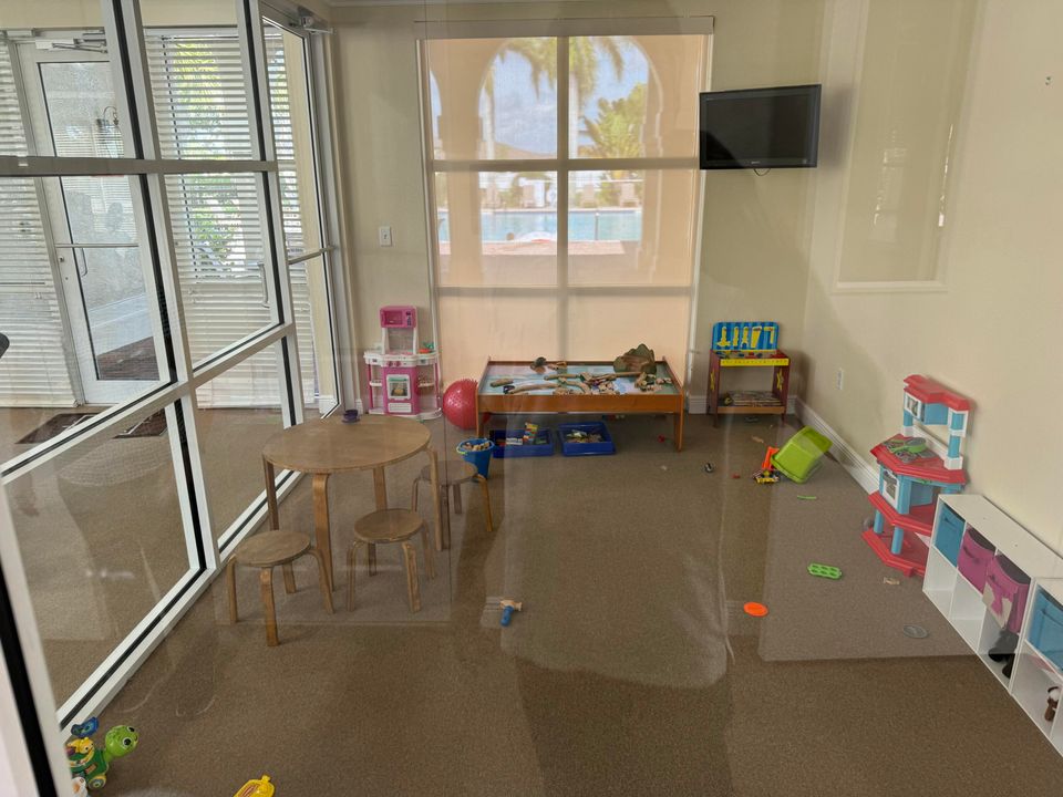 For Rent: $2,750 (5 beds, 2 baths, 2326 Square Feet)