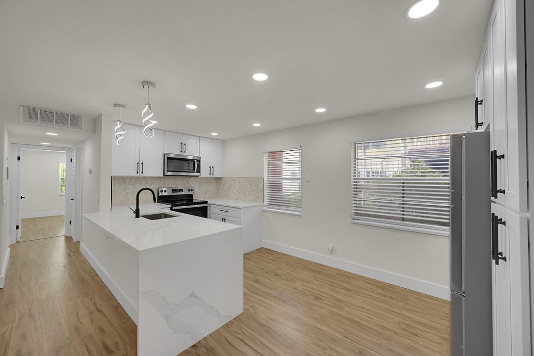 На продажу: $160,000 (2 спален, 2 ванн, 920 Квадратных фут)