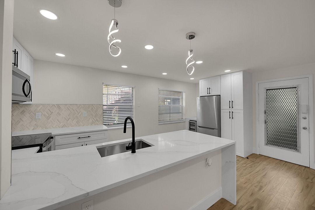 На продажу: $160,000 (2 спален, 2 ванн, 920 Квадратных фут)