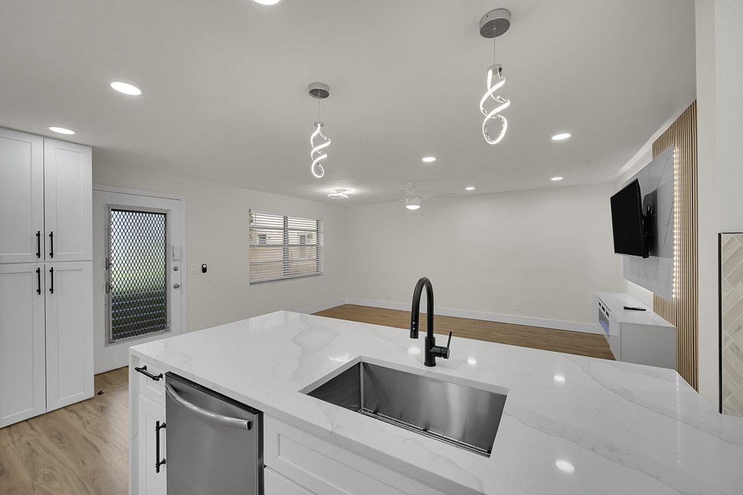 На продажу: $160,000 (2 спален, 2 ванн, 920 Квадратных фут)