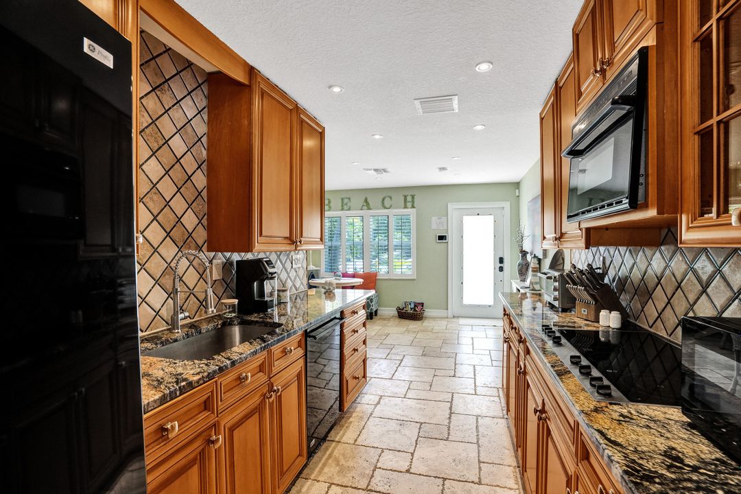 For Rent: $3,100 (2 beds, 1 baths, 816 Square Feet)