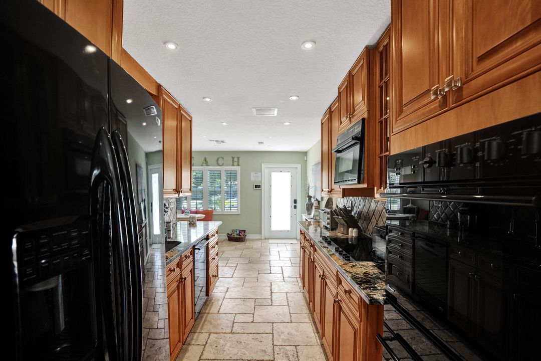 For Rent: $3,100 (2 beds, 1 baths, 816 Square Feet)