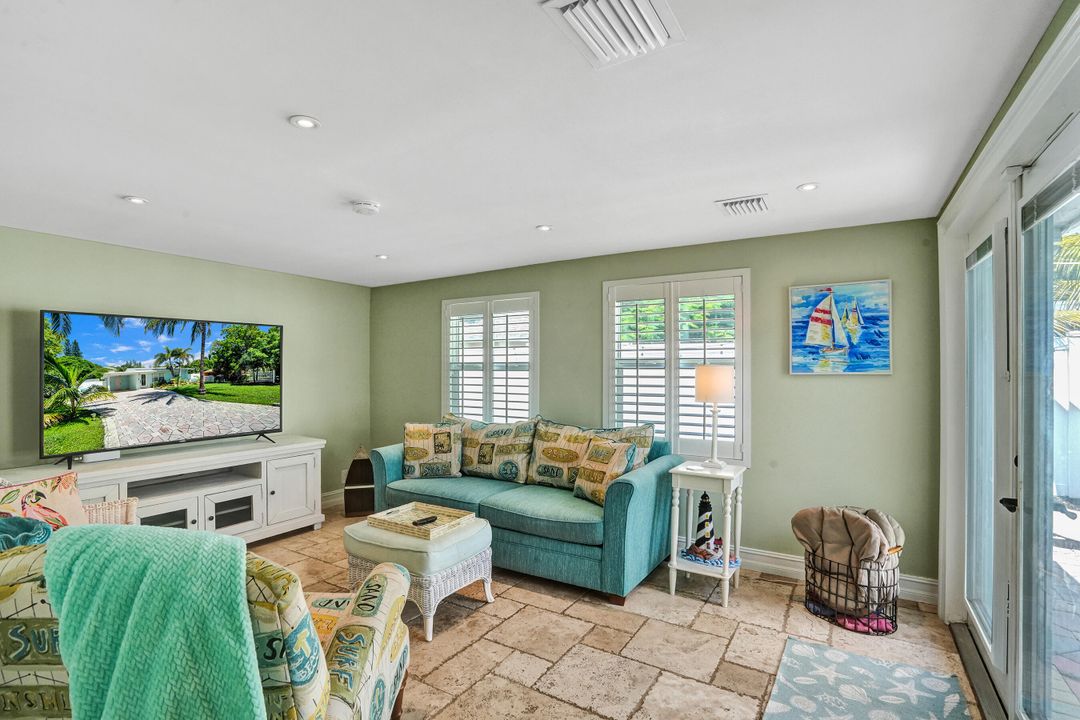 For Rent: $3,100 (2 beds, 1 baths, 816 Square Feet)