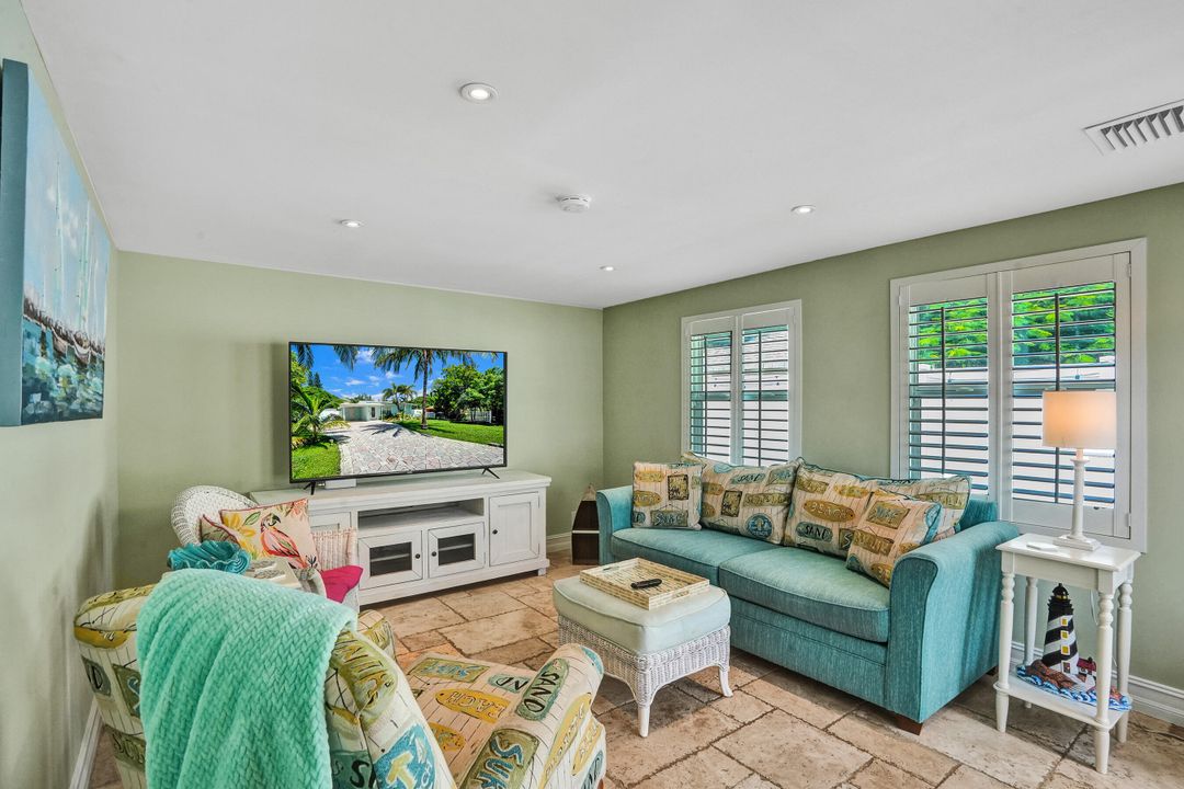 For Rent: $3,100 (2 beds, 1 baths, 816 Square Feet)