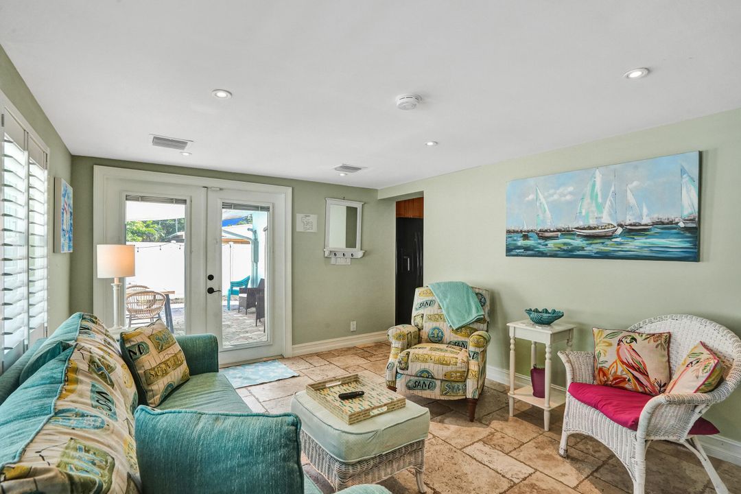 For Rent: $3,100 (2 beds, 1 baths, 816 Square Feet)