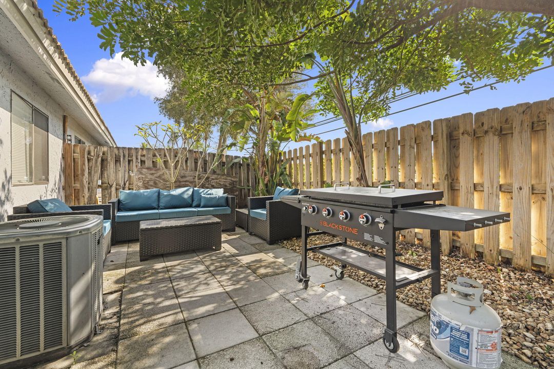 For Sale: $349,000 (2 beds, 2 baths, 1177 Square Feet)