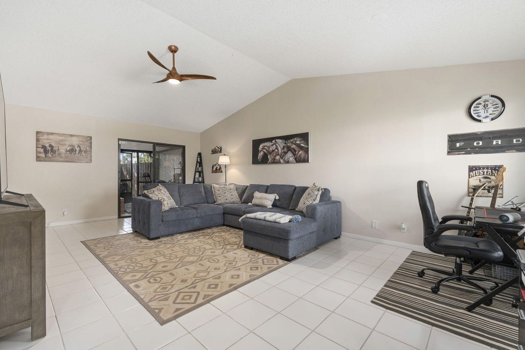 For Sale: $349,000 (2 beds, 2 baths, 1177 Square Feet)