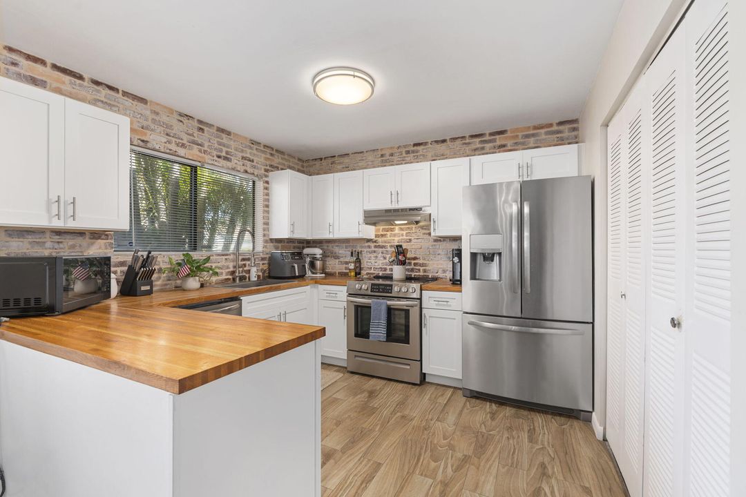 For Sale: $349,000 (2 beds, 2 baths, 1177 Square Feet)