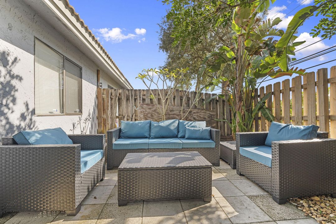 For Sale: $349,000 (2 beds, 2 baths, 1177 Square Feet)