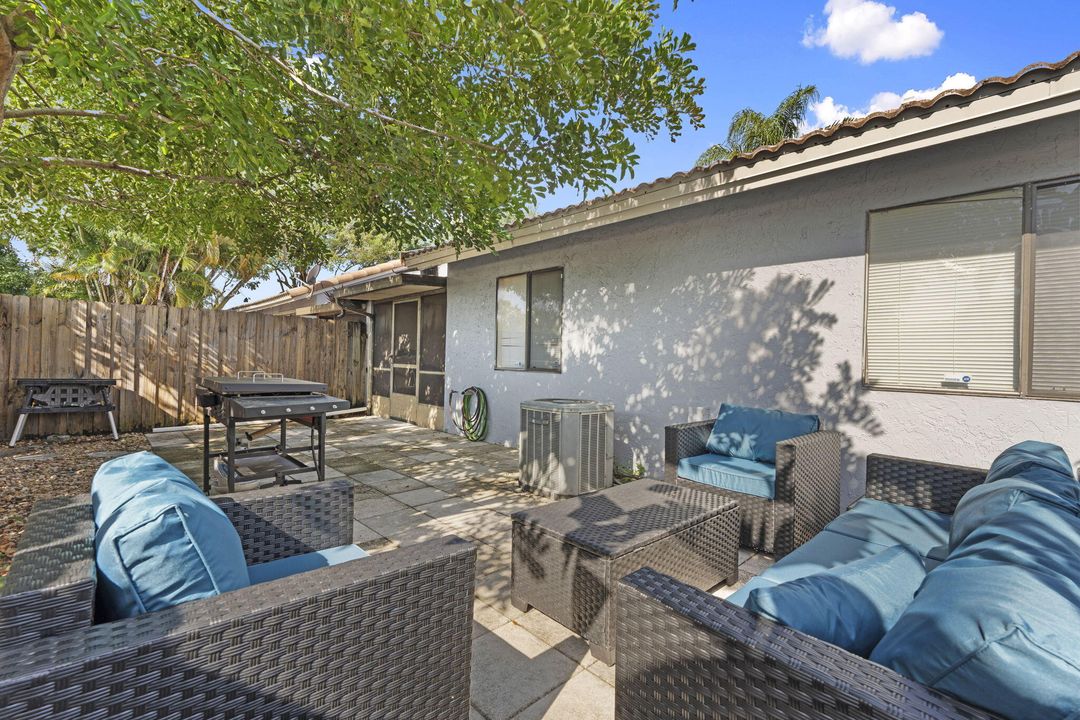 For Sale: $349,000 (2 beds, 2 baths, 1177 Square Feet)