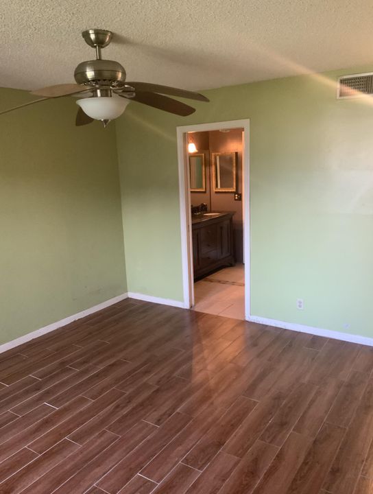 На продажу: $124,900 (2 спален, 2 ванн, 1148 Квадратных фут)