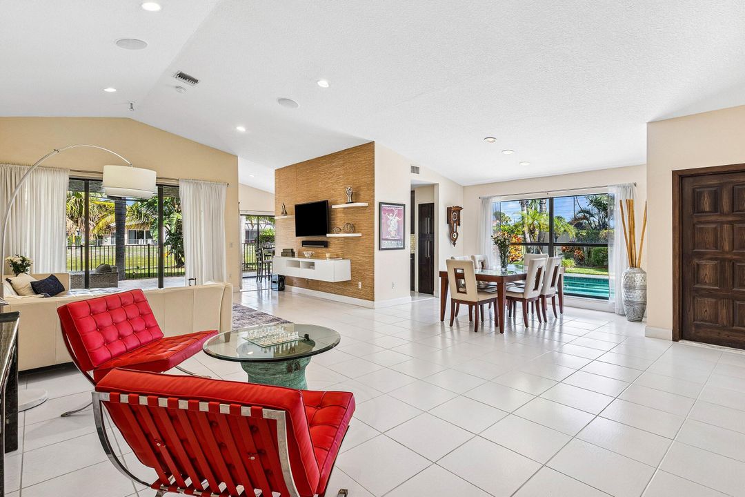 For Sale: $675,000 (2 beds, 2 baths, 1939 Square Feet)