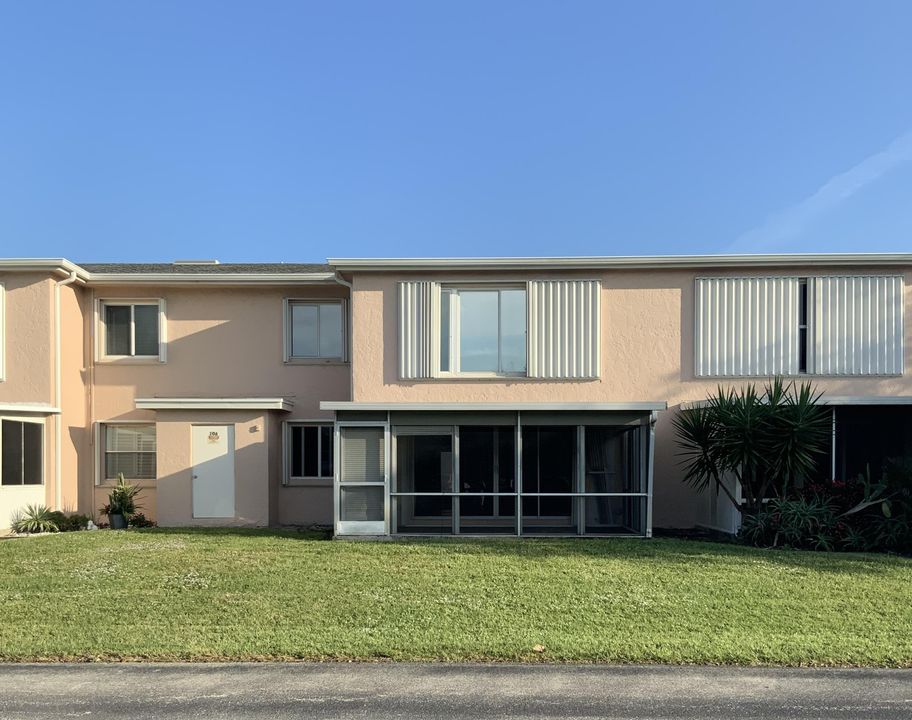 На продажу: $124,900 (2 спален, 2 ванн, 1148 Квадратных фут)