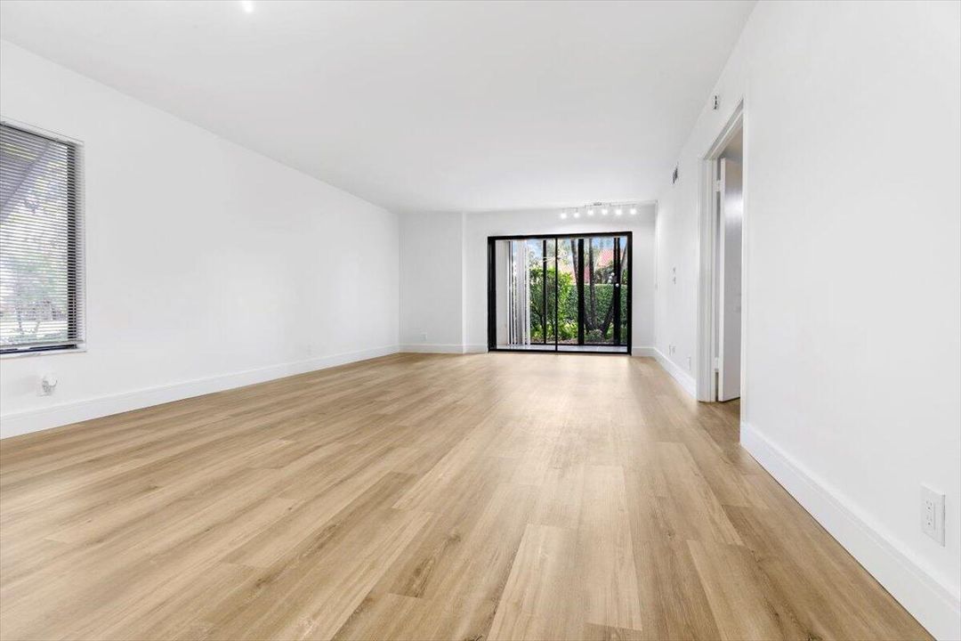 For Sale: $225,000 (2 beds, 2 baths, 1252 Square Feet)