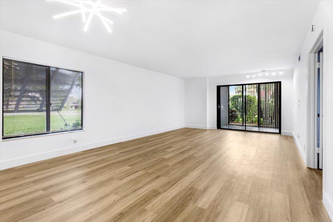 For Sale: $225,000 (2 beds, 2 baths, 1252 Square Feet)