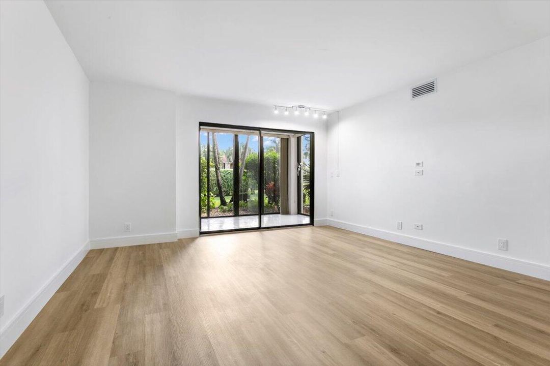 For Sale: $225,000 (2 beds, 2 baths, 1252 Square Feet)