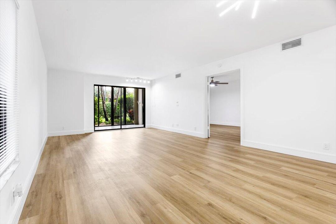 For Sale: $225,000 (2 beds, 2 baths, 1252 Square Feet)