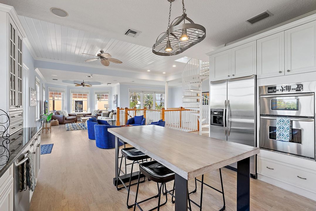 На продажу: $2,749,000 (3 спален, 3 ванн, 2773 Квадратных фут)