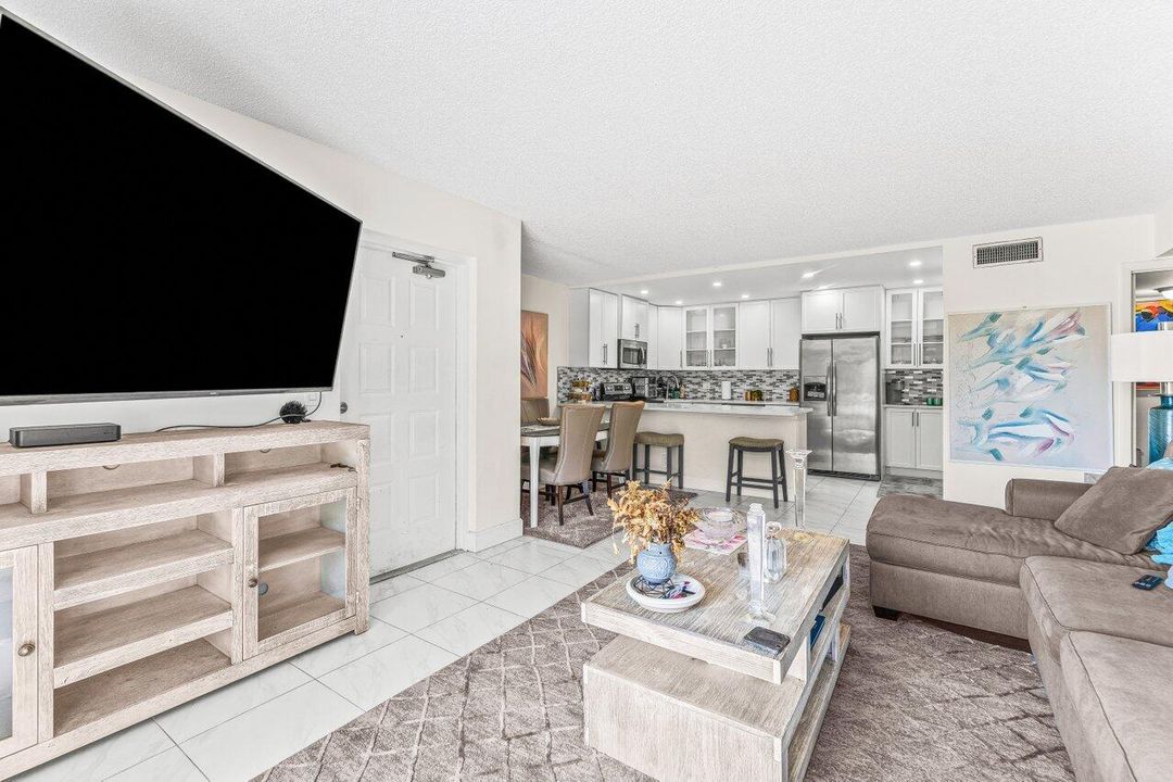 For Sale: $214,900 (2 beds, 2 baths, 1111 Square Feet)