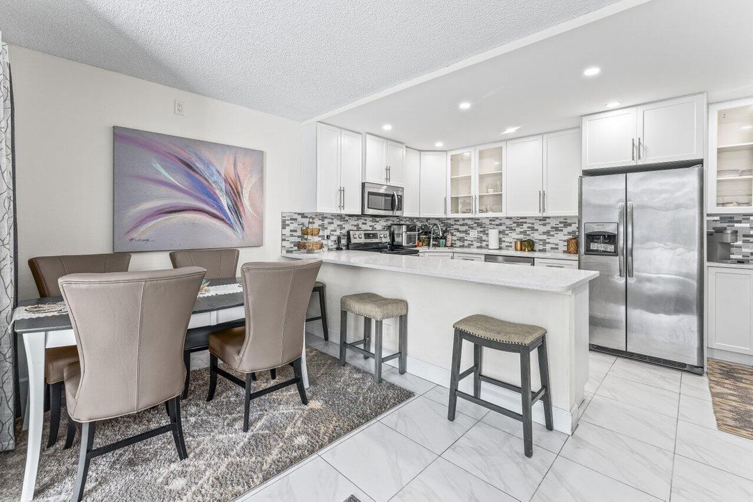 For Sale: $214,900 (2 beds, 2 baths, 1111 Square Feet)