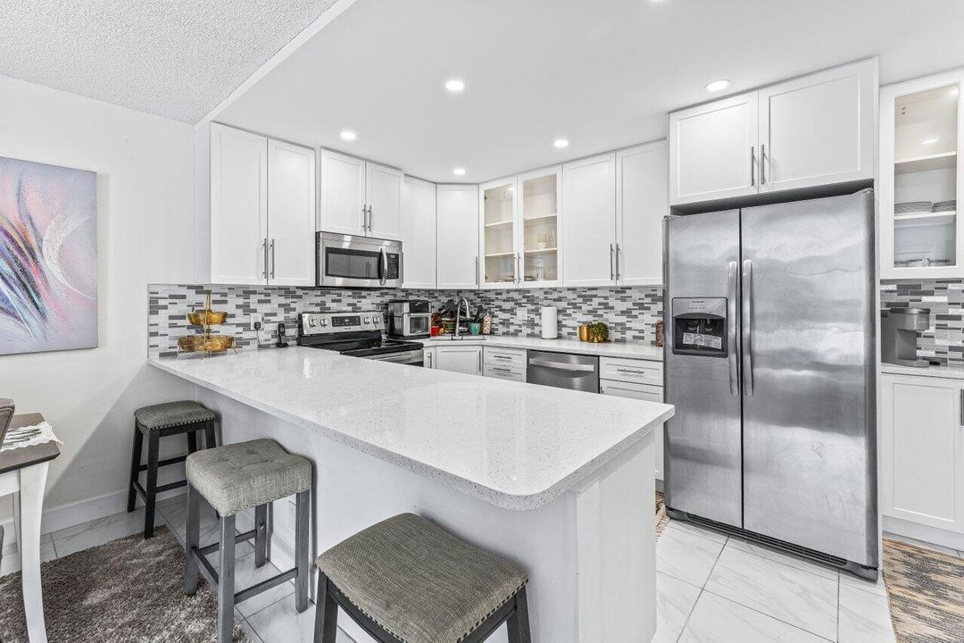 For Sale: $214,900 (2 beds, 2 baths, 1111 Square Feet)