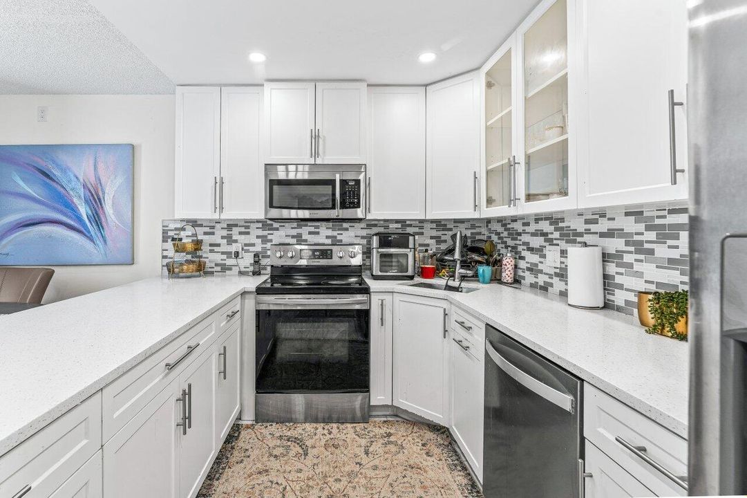 For Sale: $214,900 (2 beds, 2 baths, 1111 Square Feet)