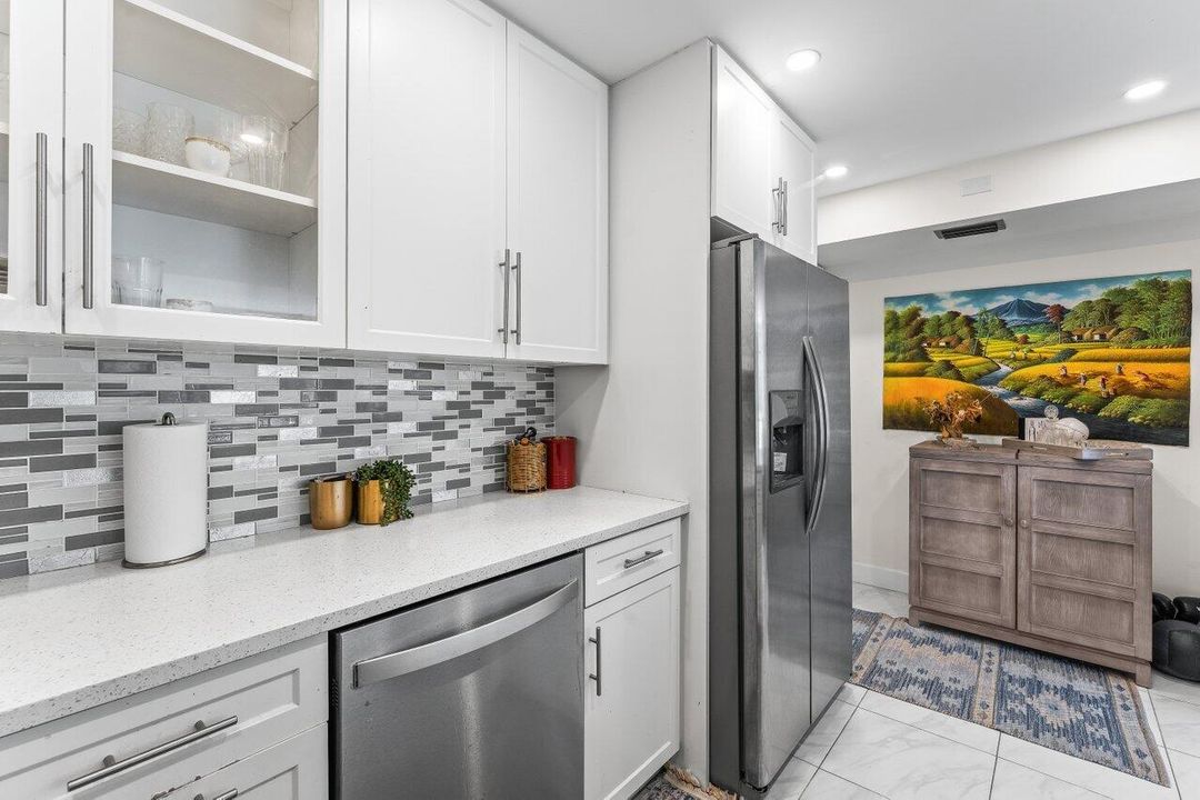 For Sale: $214,900 (2 beds, 2 baths, 1111 Square Feet)