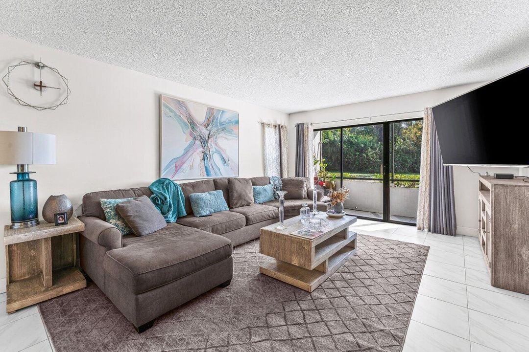 For Sale: $214,900 (2 beds, 2 baths, 1111 Square Feet)